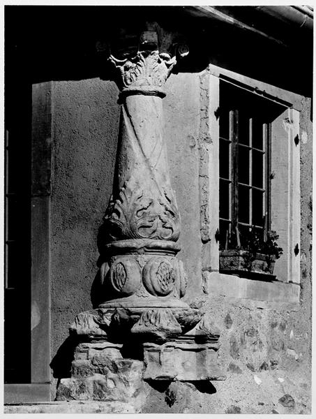 Colonne provenant de l'hôtel de ville détruit, remployée 13 rue Jacquot.