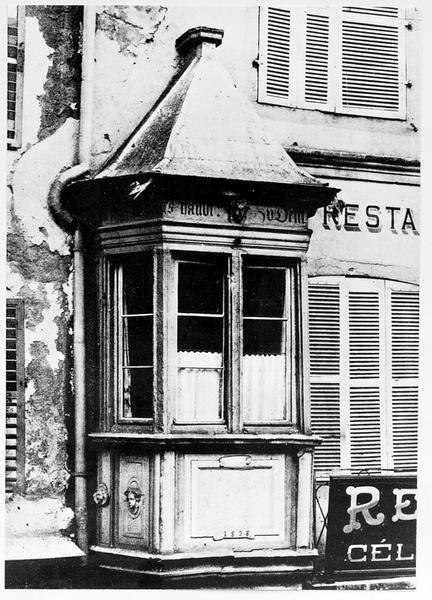 Logette sur l'élévation antérieure, avant restauration.