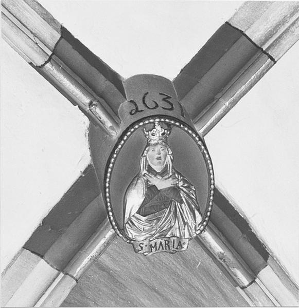 Chapelle de la Vierge, clef 1 : Vierge et date 1631.