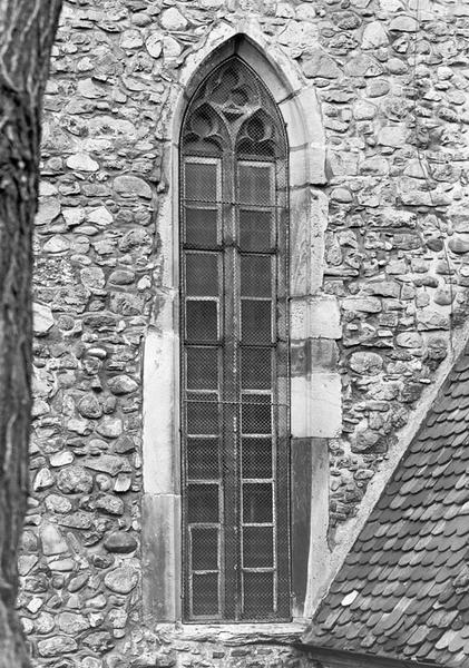 Vue de la baie dans le mur nord de l'ancienne chapelle Saint-Michel.