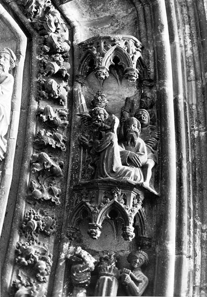 Portail ouest, voussure V, rouleau 2, relief V23 : Martyre des Saints Simon et Jude.