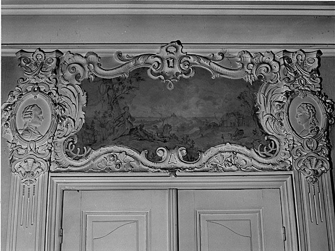 Rez-de-chaussée, pièce centrale du côté sud-est : salon ; dessus de porte couronnant la porte sud-ouest.