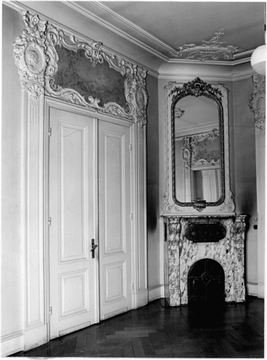 Rez-de-chaussée, pièce centrale du côté sud-est : salon ; porte sud-ouest et cheminée dans l'angle ouest.