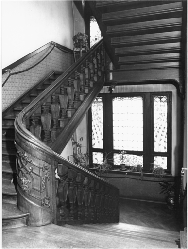 Cage d'escalier, vue du palier du premier étage (avant restauration).