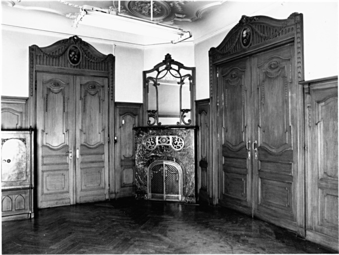 Rez-de-chaussée : portes de la salle à manger (pièce 4).