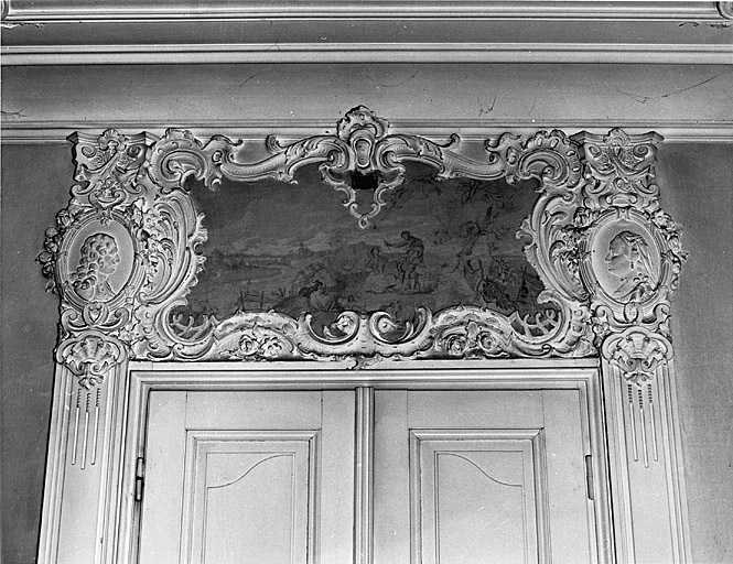 Salon : dessus de porte (avant restauration).