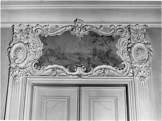 Salon au rez-de-chaussée : dessus de porte (avant restauration).