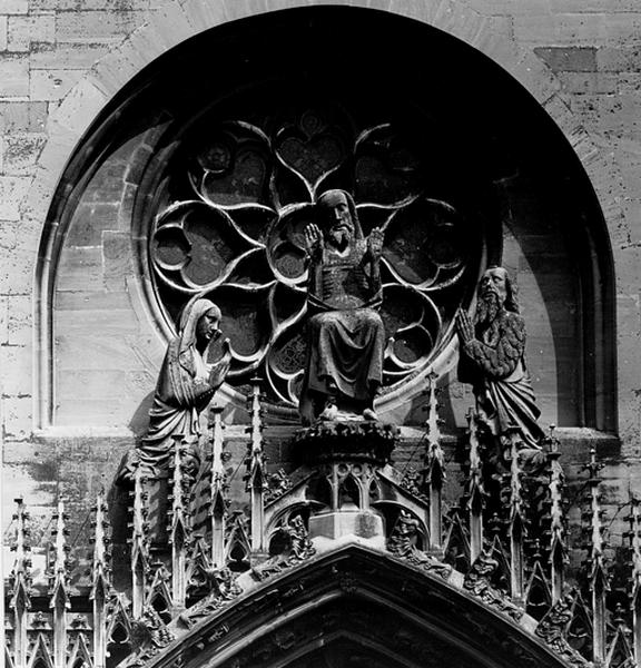 Façade ouest, sommet du portail : statues 09, 10 et 11 du Jugement Dernier datée vers 1400 : le Christ entre la Vierge et Saint Jean Baptiste.