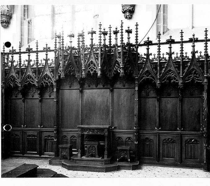 Boiserie sud à l'est des stalles anciennes, ajoutée en 1903 par Th. Klem.