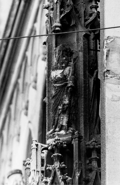 Tour Nord, premier niveau : statue (T11) de l'apôtre Saint Jacques le Majeur, dais, relief de Saint Antoine l'abbé.