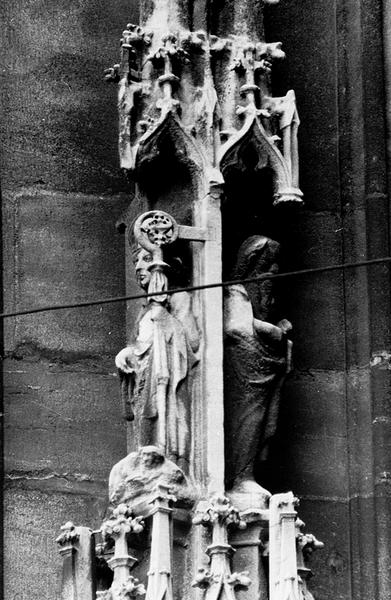 Tour Nord, premier niveau : statue (T12) de l'apôtre Saint Jacques le Mineur, dais, reliefs de Saint Thiébaut(?) et Saint Jean Baptiste.