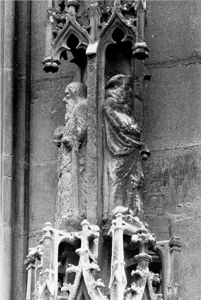 Tour Nord, premier niveau : statue (T11) de l'apôtre Saint Jacques le Majeur, dais, reliefs de Saint Paul l'Ermite et de Saint Antoine l'abbé.