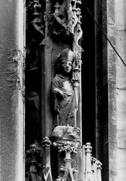 Tour Nord, premier niveau : statue (T12) de l'apôtre Saint Jacques le Mineur, dais, relief de Saint Thiébaut(?).