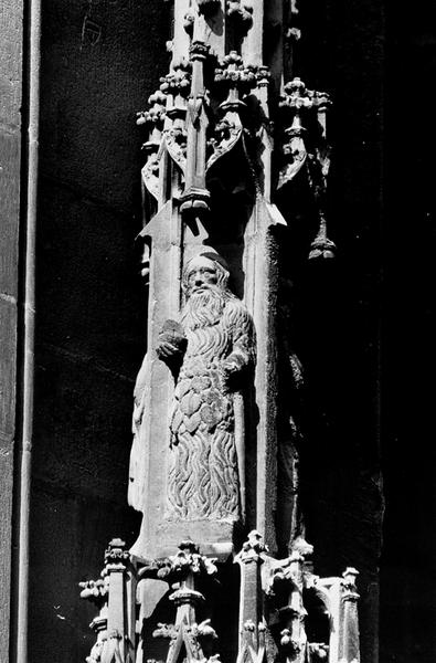 Tour Nord, premier niveau : statue (T11) de l'apôtre Saint Jacques le Majeur, dais, relief de Saint Paul l'Ermite.