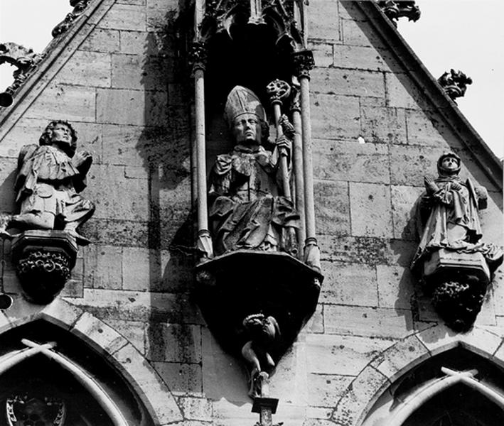 Façade ouest, sommet du pignon : statues 12, 13 et 14 : Saint Thiébaut et les deux pèlerins.