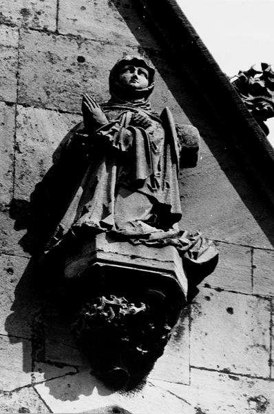 Façade ouest, sommet du pignon: statue 14 : la pèlerine à droite de Saint Thiébaut.