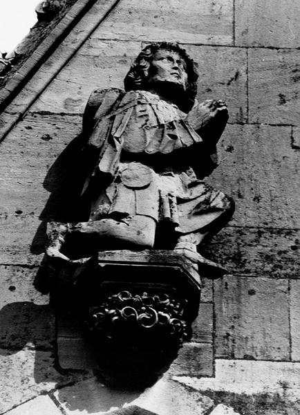 Façade ouest, sommet du pignon : statue 12 : pèlerin à gauche de Saint Thiébaut.(détail)