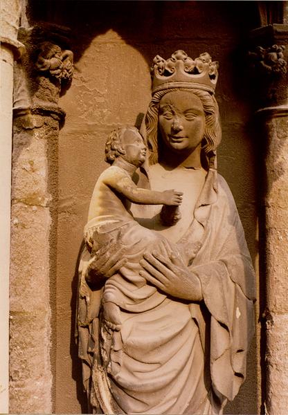 Façade ouest, contrefort 0IV : statue de la Vierge à l'Enfant (1).(détail)