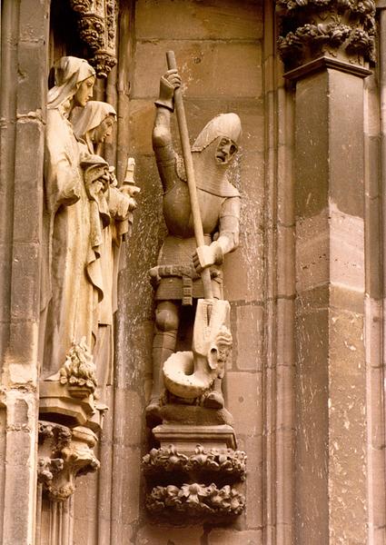 Façade ouest : statue de Saint Georges (01).