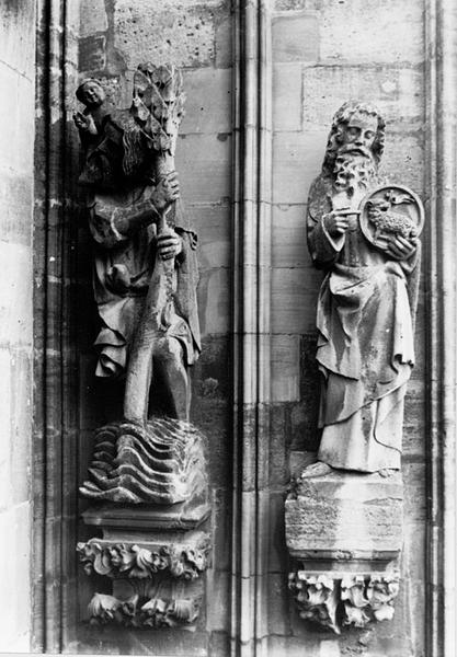 Façade ouest, contrefort 0II : statues de Saint Christophe (10) et Saint Jean Baptiste (11).