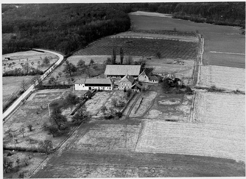 Vue aérienne de la ferme construite à l'emplacement de l'ancien château.