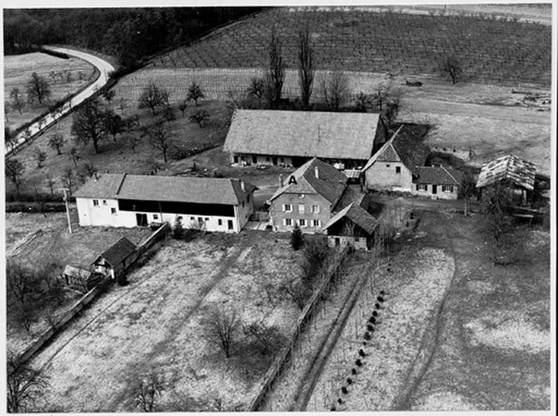 Vue aérienne prise de l'est. En A, le logis dont les fondations conservent des vestiges d'une construction plus ancienne.