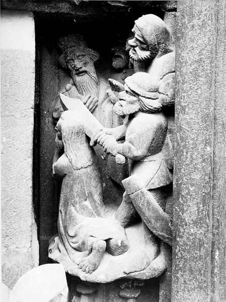 Portail ouest, voussure V, rouleau 2, relief V30 :Martyre de Saint Matthieu.(détail)