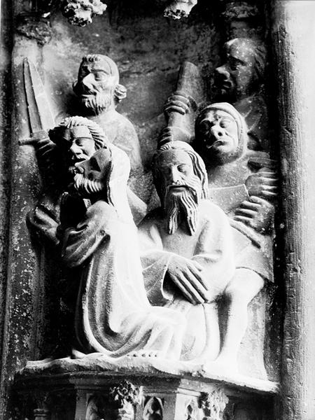 Portail ouest, voussure V, rouleau 2, relief V23 : Martyre des Saints Simon et Jude.