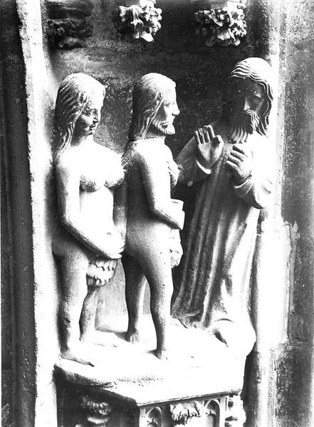 Portail ouest, voussure V, rouleau 3, relief V45 : Reproches de Dieu à Adam et Eve.(détail)