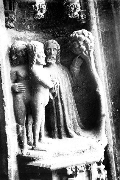 Portail ouest, voussure V, rouleau 3, relief V43 : Dieu montre l'Arbre de la Connaissance à Adam et Eve.(détail)