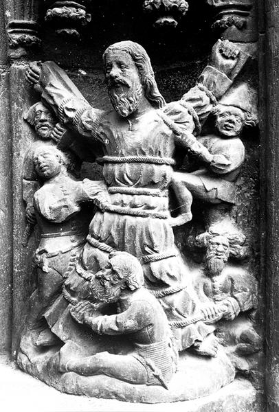 Portail ouest, voussure V, rouleau 2, relief V29 : Crucifixion de Saint André.(détail)