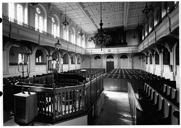 Vue intérieure vers la tribune d'orgue (avec l'almemor au premier plan).