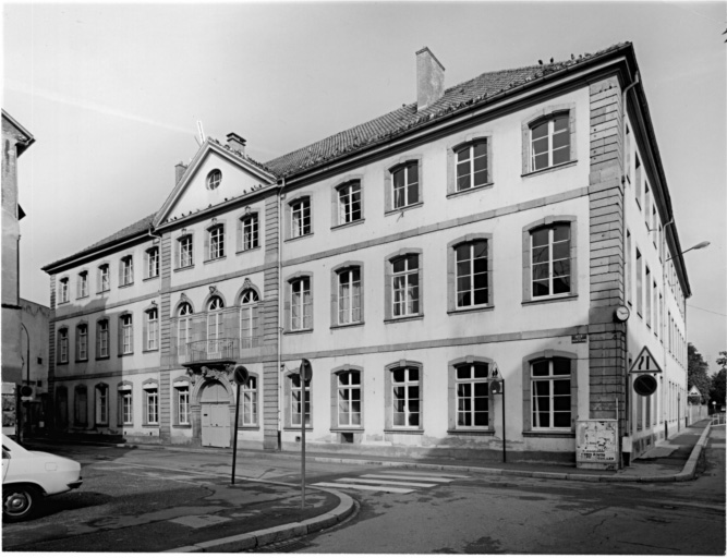 Façade sud sur la rue des Franciscains.