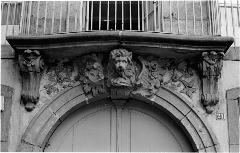 Elévation sud, avant-corps central, sculpture de la porte et du balcon.