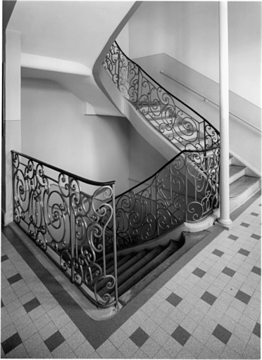 Escalier au premier étage (ouest).