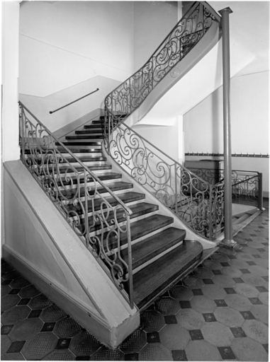 Escalier au premier étage (est).