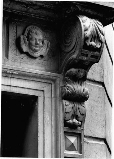 Corps A : tourelle d'escalier, porte, détail d'une console et d'un angelot sous la corniche.