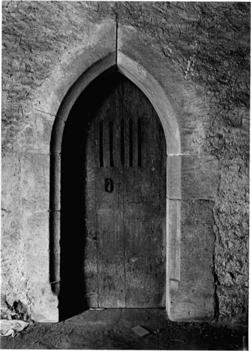 Corps A, porte intérieure dans la cave au rez-de-chaussée à gauche de la tourelle d'escalier.