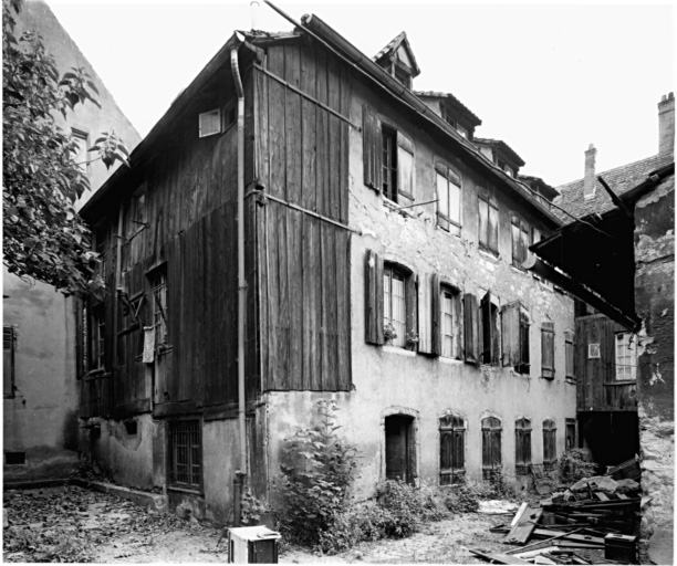 Elévations postérieures sur cour de l'aile sud (C).