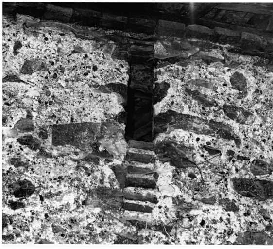 Vue du mur d'enceinte à l'arrière du 11, 13, 15 rue des Franciscains (cour des chaînes), jour au sommet du mur, ouvert sur le passage de l'autre côté du mur.