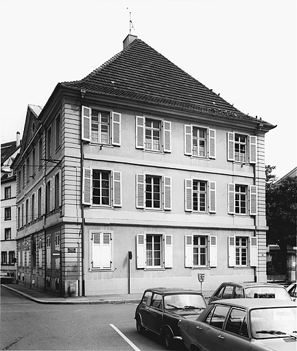 Elévation sur la place du bâtiment principal.