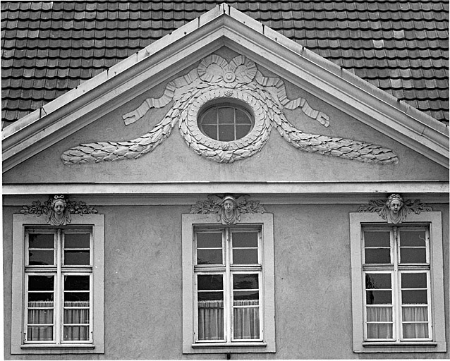 Elévation du bâtiment principal sur la rue Guillaume Tell, fronton.