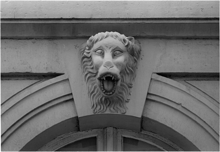 Elévation du bâtiment principal sur la rue Guillaume Tell, tête de Lion à la clé de la fenêtre centrale au rez-de-chaussée.