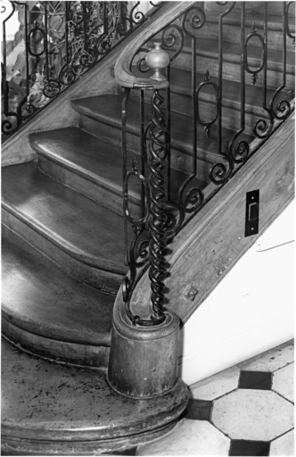 Escalier, départ au rez-de-chaussée.