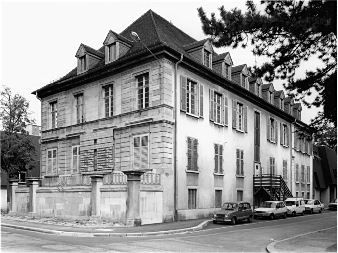 Vue d'ensemble sur la Grand'Rue et la rue de la Bibliothèque.