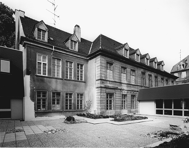 Elévation antérieure vue depuis la cour intérieure, à gauche l'adjonction moderne ; à droite, l'adjonction de 1981.