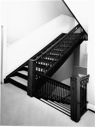 Maison antérieure : cage d'escalier en bois.