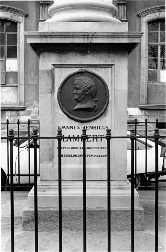 Vue du piédestal avec médaillon.