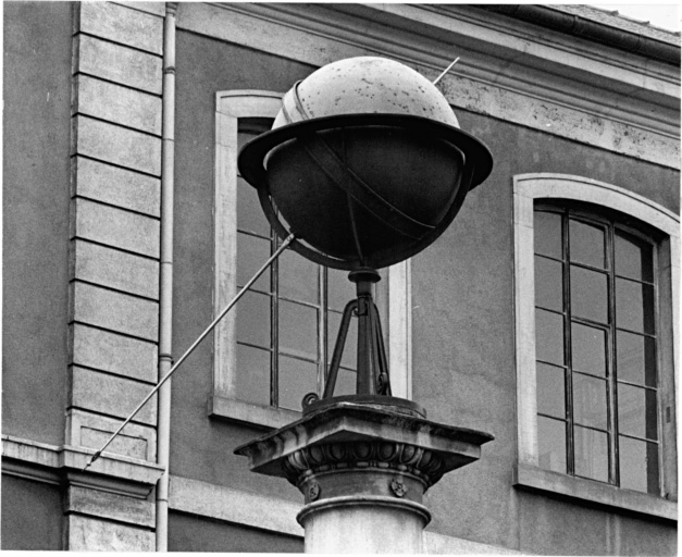 Partie supérieure du monument : chapiteau et globe.