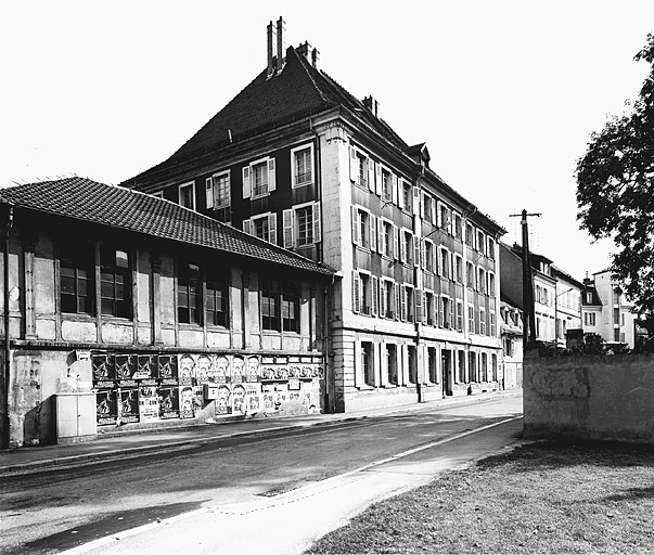 Vue d'ensemble prise du nord-ouest avec petit bâtiment annexe.